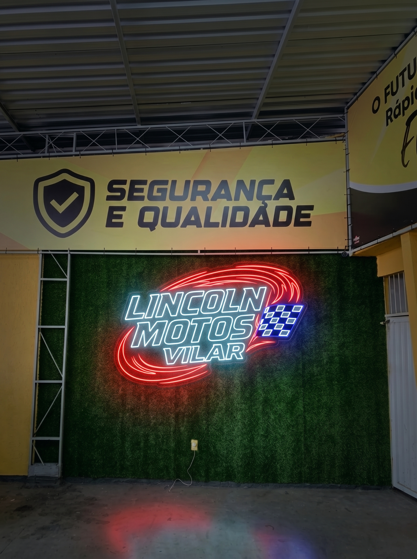 Fachada em neon Lincoln Motos Vilar