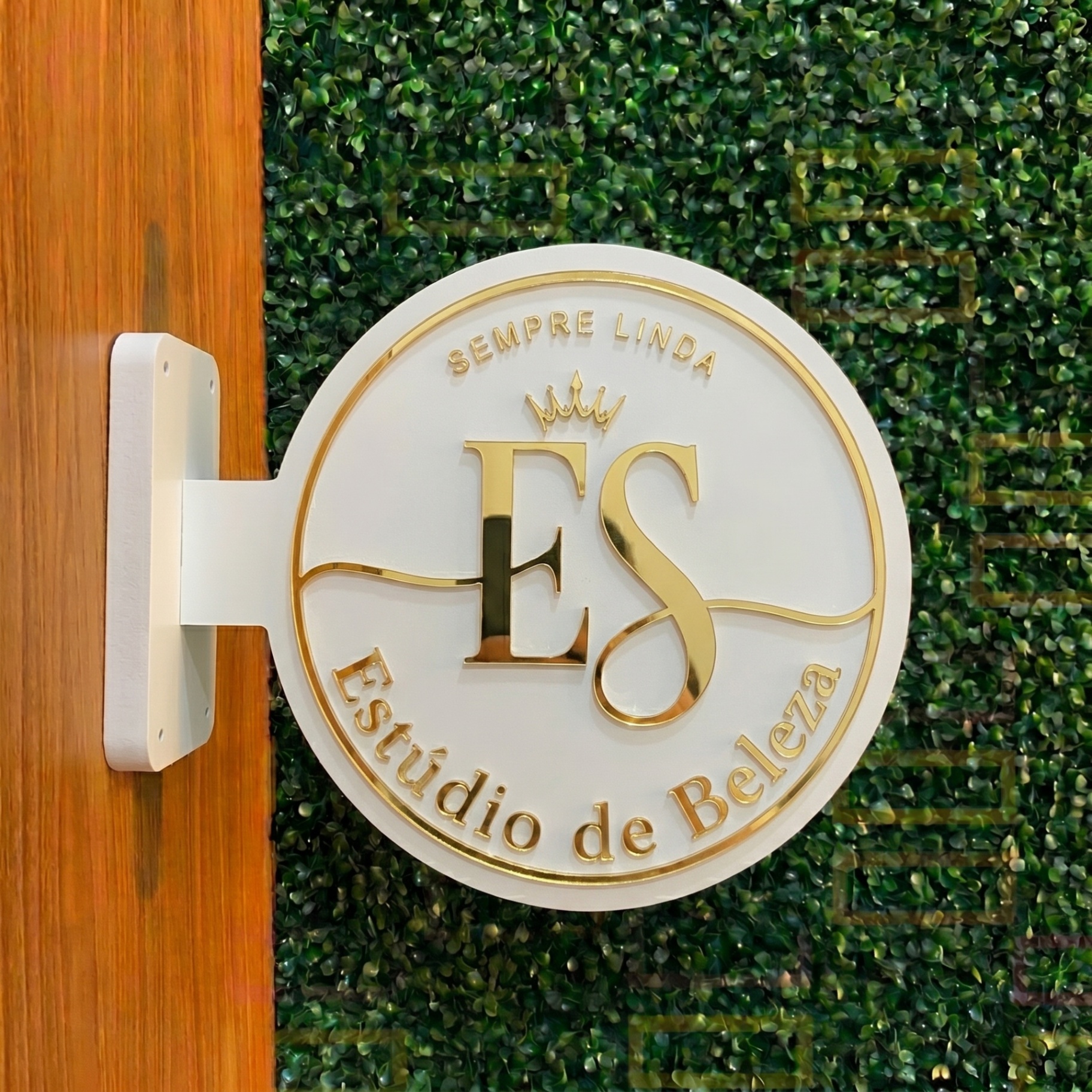 Placa dourada ES Estúdio de Beleza