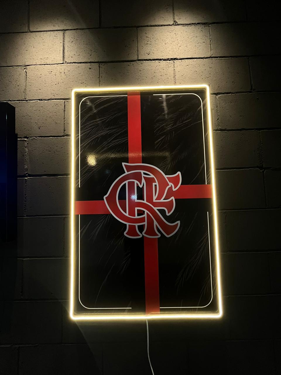 Placa acrílica iluminada com escudo do Flamengo
